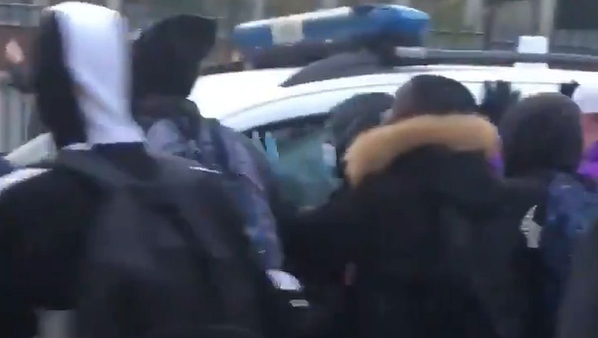 Francuski učenici prosvjeduju jer idu u školu, bacali kamenje na policijske aute