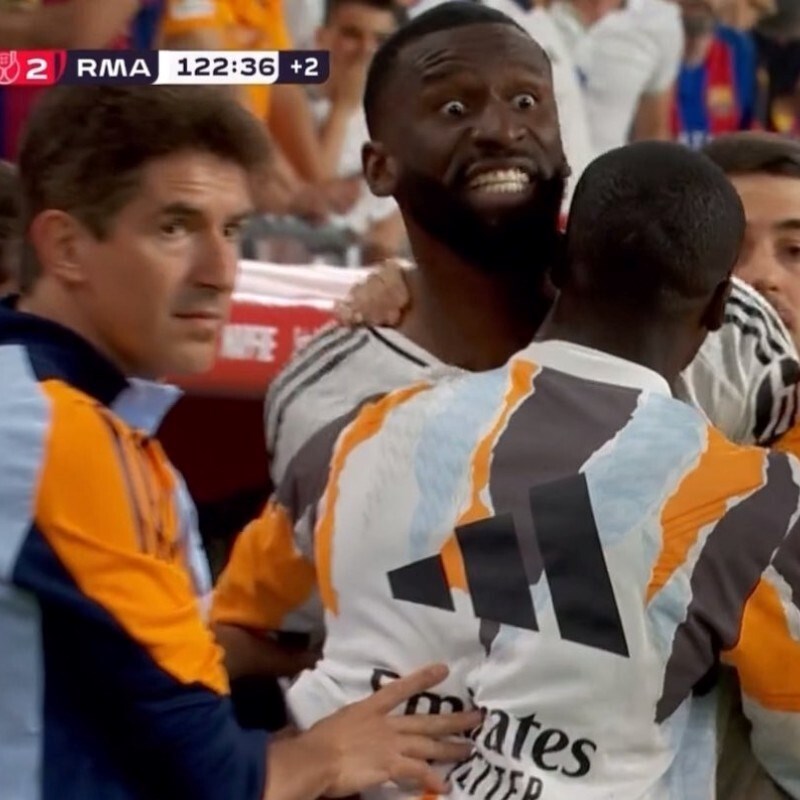 VIDEO Rudiger suca gađao bocom. Jedva ga zadržali da ne uleti u teren