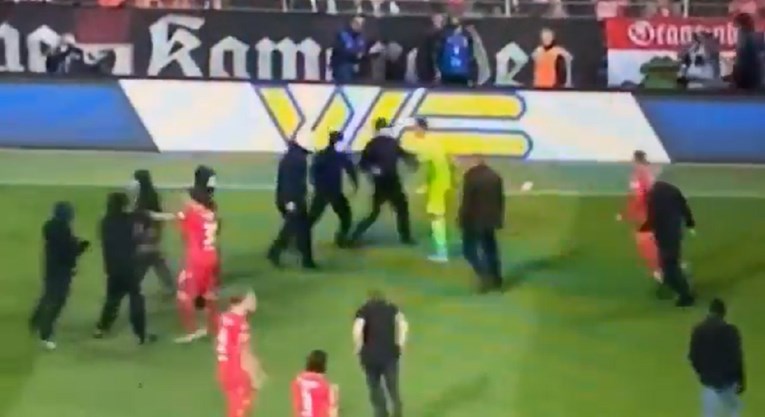 VIDEO Huligani u Bundesligi utrčali na travnjak, igrači im se suprotstavili