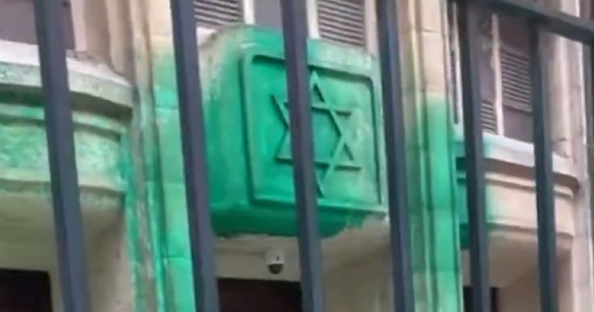 FOTO Netko je bacio zelenu boju na pariške sinagoge i memorijal holokausta