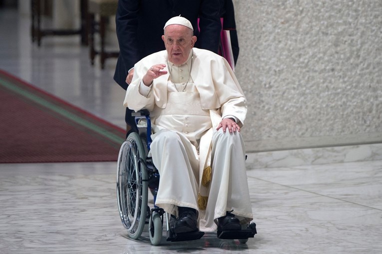 Papa prvi put u javnosti u invalidskim kolicima