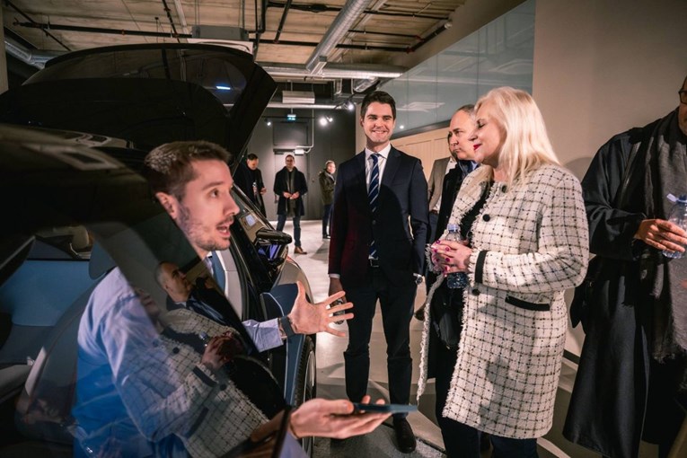 Rimac pokazivao robotaksi Ressleru i Bartulici. Pohvalili su ga