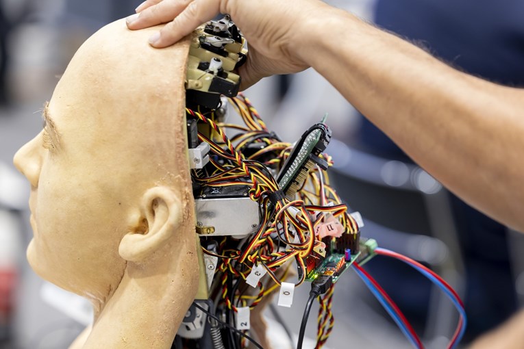 EU od sutra počinje strože kontrolirati umjetnu inteligenciju, uvode se i sankcije