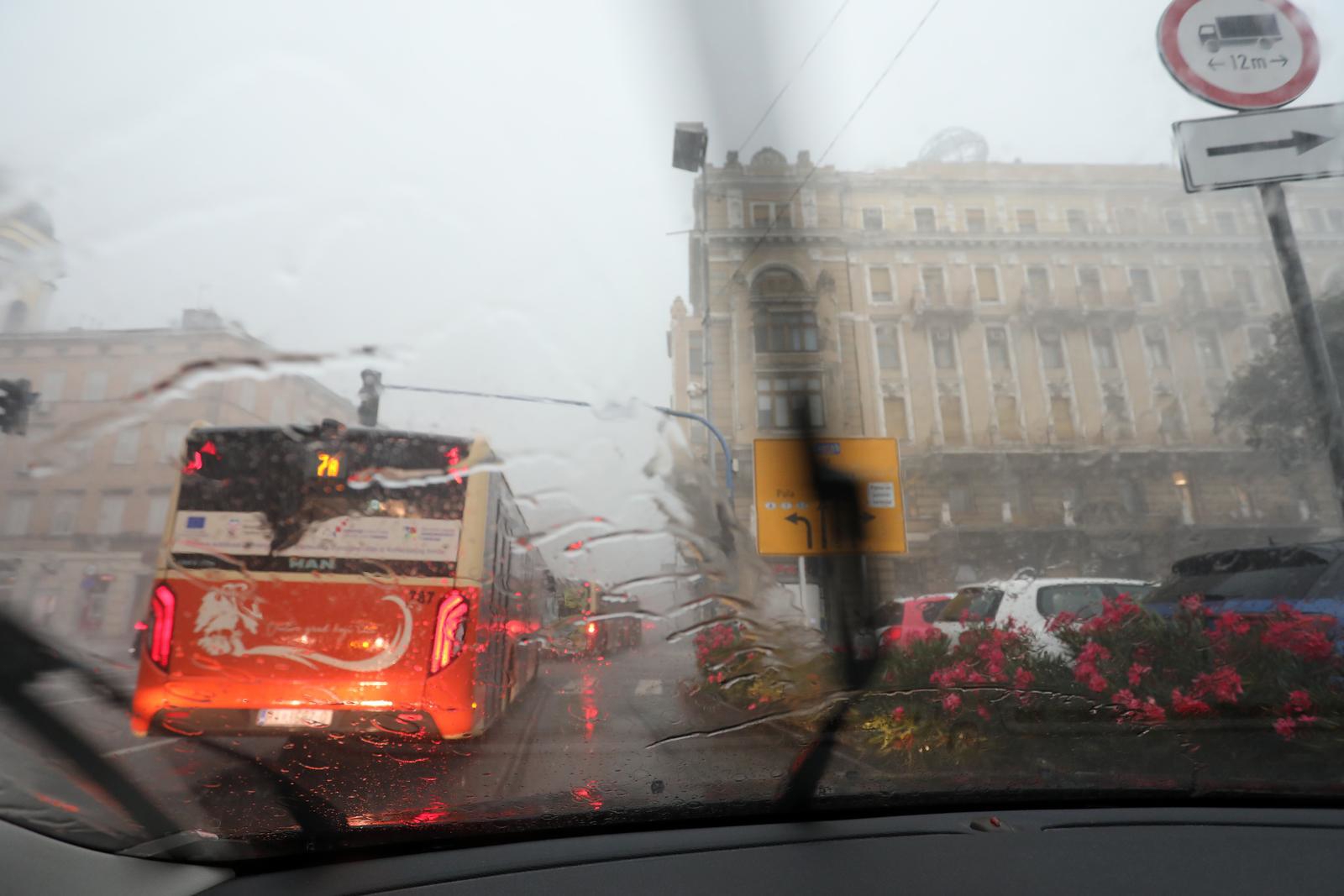 Rijeka se priprema za nevrijeme, DHMZ izdao narančasto upozorenje