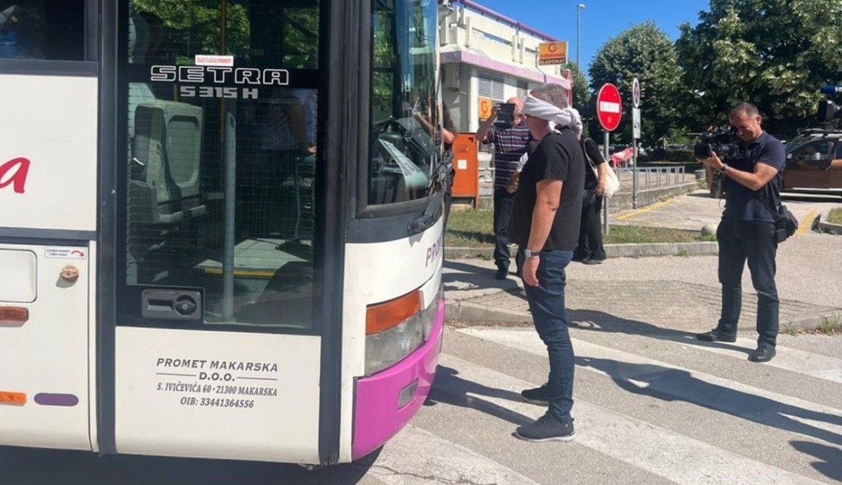 VIDEO Bulj s povezom preko očiju zaustavio bus. Napao vlasnika Prometa Makarska