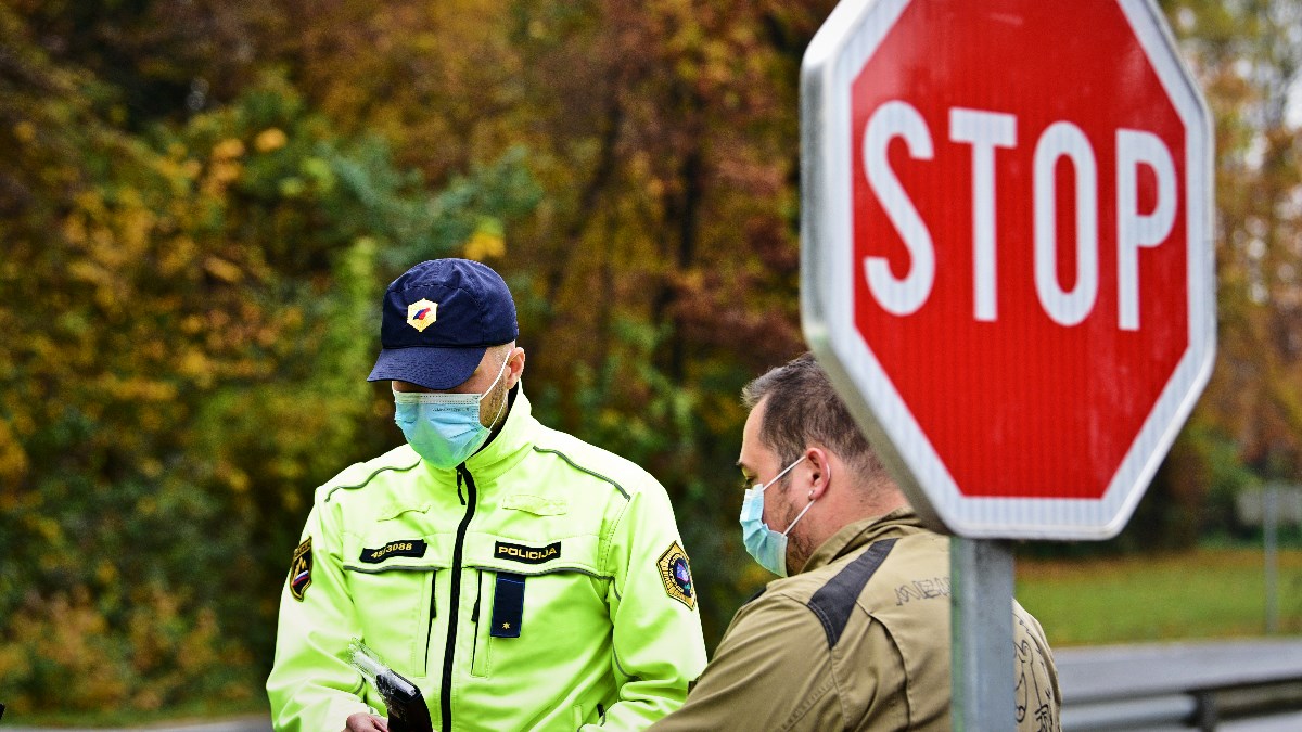 Slovenski epidemiolozi: Brinemo se zbog situacije, pojavile su se lažne propusnice