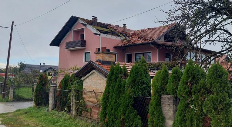 FOTO Olujni vjetar u Zagorju oštetio krovove na 30-ak kuća