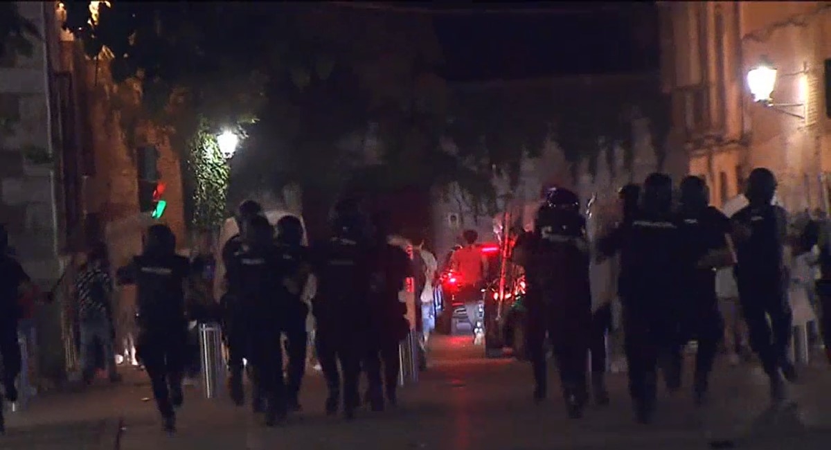 VIDEO Mladi Španjolci bacali kamenje na policajce koji su ih pokušali otjerati s trga