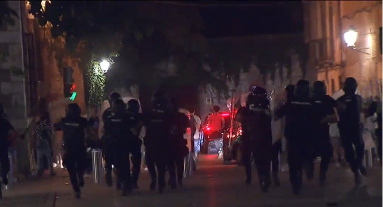 VIDEO Mladi Španjolci bacali kamenje na policajce koji su ih pokušali otjerati s trga