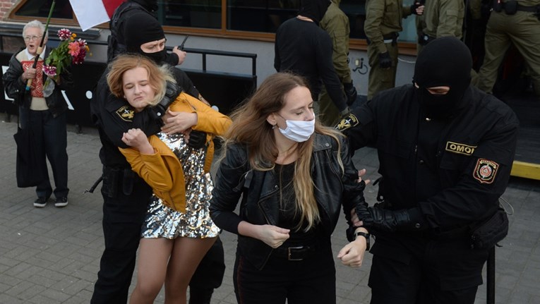 Maskirana Lukašenkova policija uhitila na stotine žena, pogledajte snimke