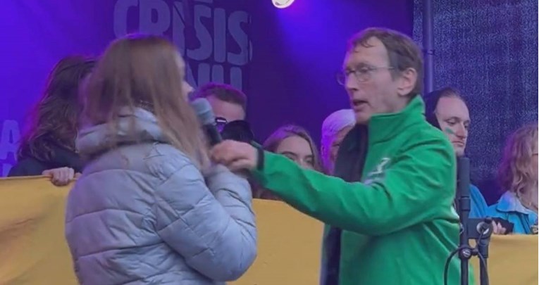 VIDEO Na pozornici oteo mikrofon Greti Thunberg nakon propalestinskog skandiranja