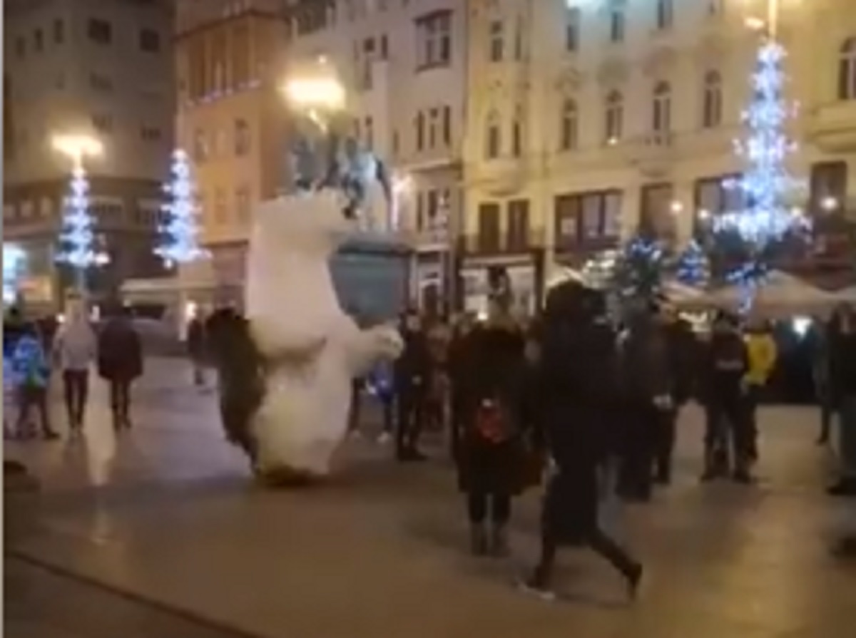 VIDEO Mladić u centru Zagreba srušio maskotu medvjeda, javila se policija