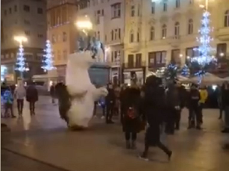 VIDEO Mladić u centru Zagreba srušio maskotu medvjeda, javila se policija