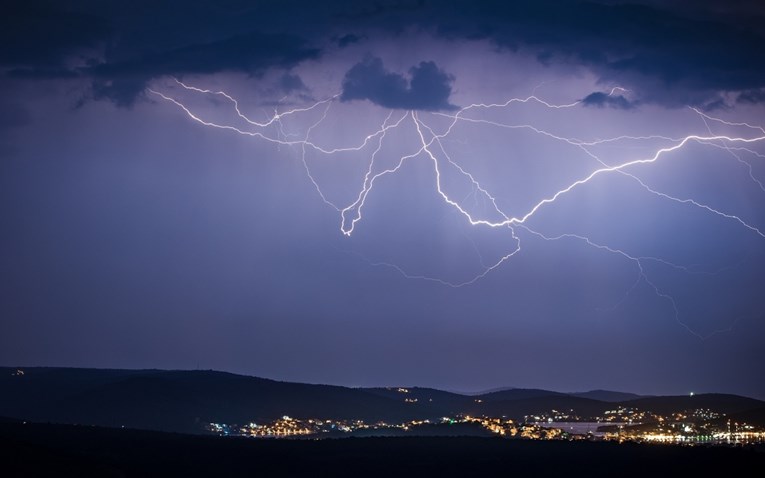 Kroz par sati stiže novo nevrijeme, bit će jače nego jučer. Izdan niz upozorenja