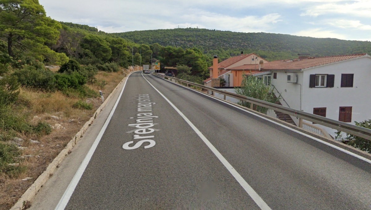 Mladić poginuo na motoru u Šibeniku. Sletio s ceste, udario u auto pa u zid