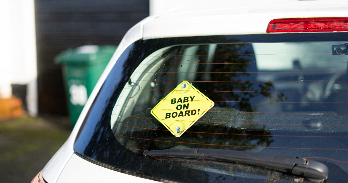 Imate naljepnicu "Beba u autu"? Policija otkriva zašto to nije najbolja ideja