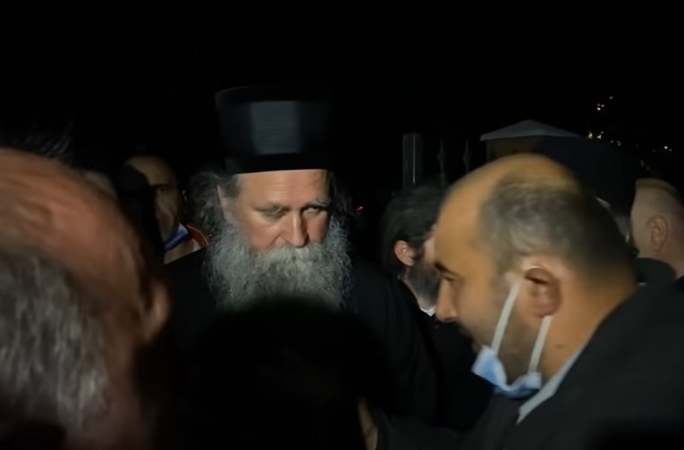 Osam svećenika Srpske pravoslavne crkve zbog molitvene šetnje završilo u pritvoru