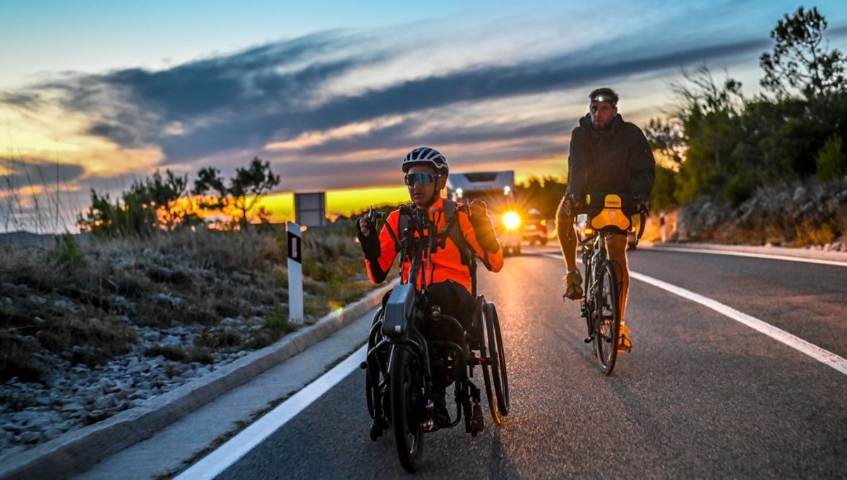 Slaven je u kolicima odlučio prijeći 1000 km hrvatske obale. Mihael ga neumorno prati