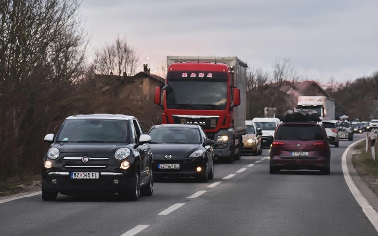 VIDEO Jaka bura preusmjerila promet s A1. U Gračacu kilometarske kolone