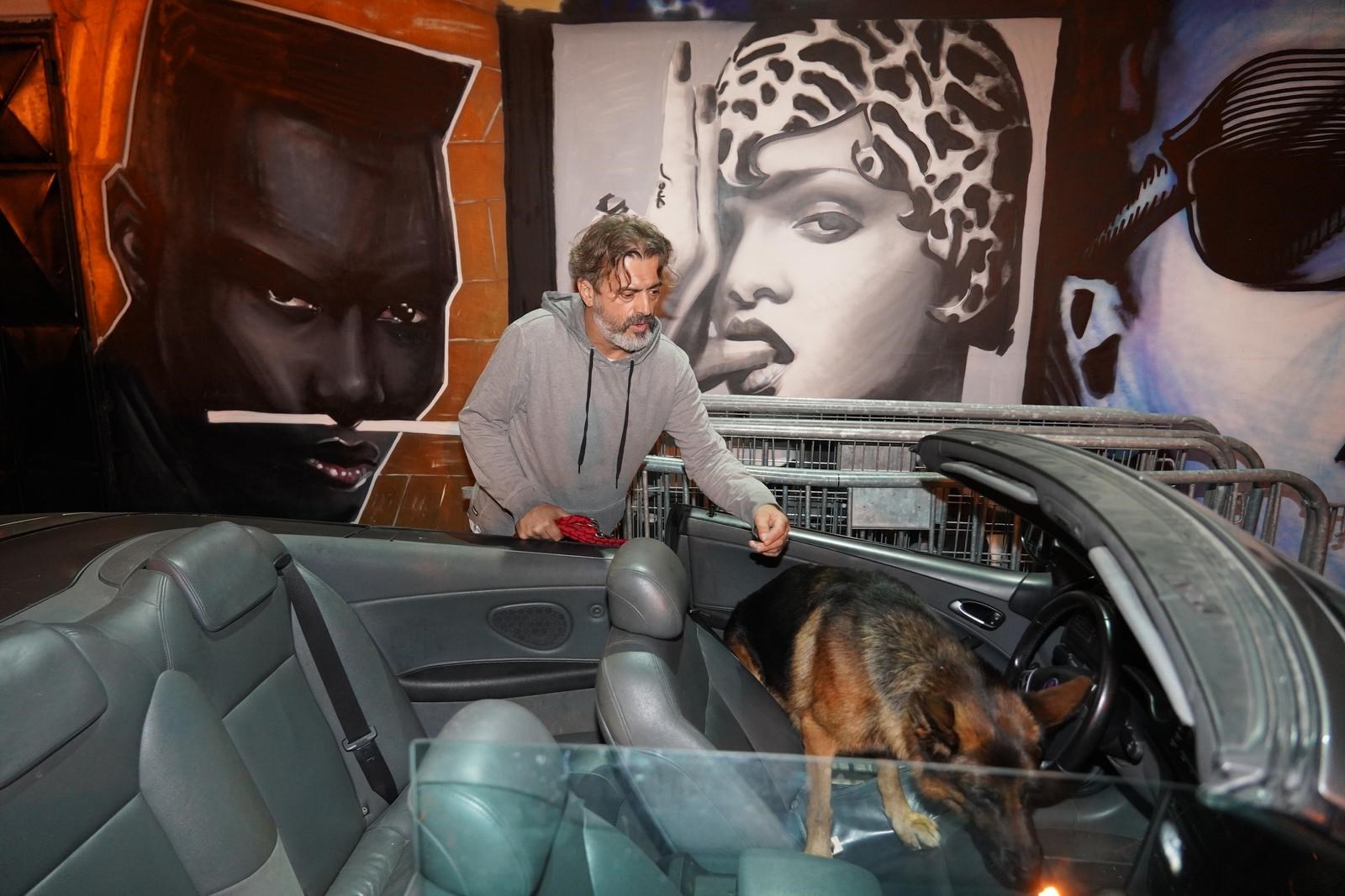 Sergej Trifunović sa psom Milom (na povodcu) na promociji albuma Sajsi MC