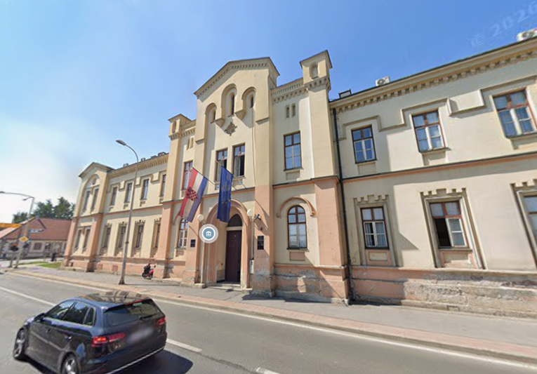 Maloljetnicu seksualno iskorištavao i tjerao da šalje fotografije drugima. Optužen je