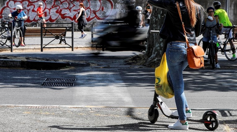 Žena u Parizu električnim romobilom usmrtila pješakinju, optužena je