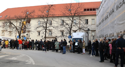 VIDEO Pogledajte gužvu koja je danas nastala ispred Klovićevih dvora zbog izložbe