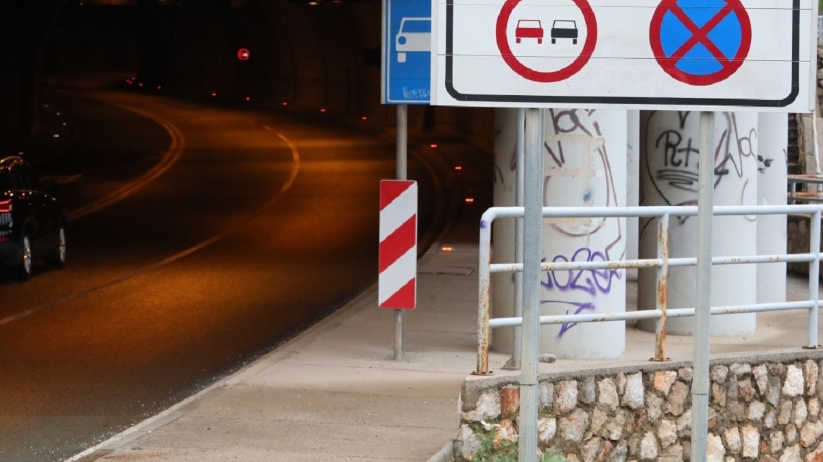 Pucao mu u glavu i izbacio ga iz auta, zbog napada uhićen 29-godišnjak