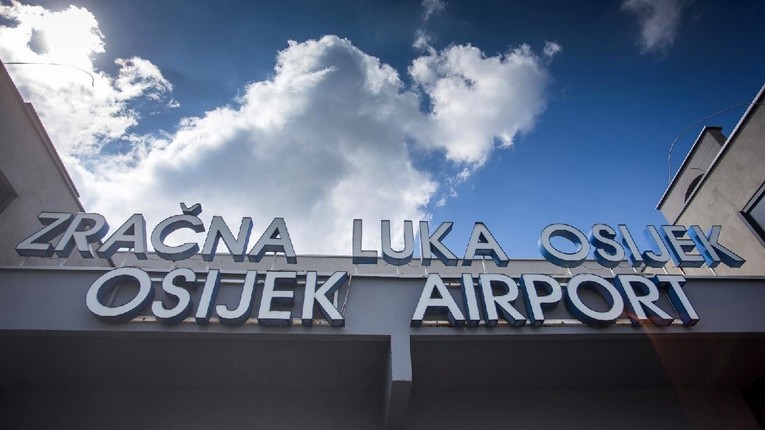 Talijanski avion više od sat vremena kružio nad Osijekom