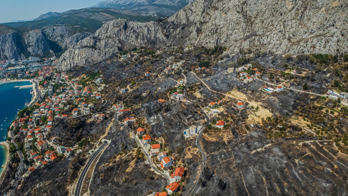 Omiški požar ugasio šest života, stotine još čekaju pomoć. "Sve stoji, pomaka nema"