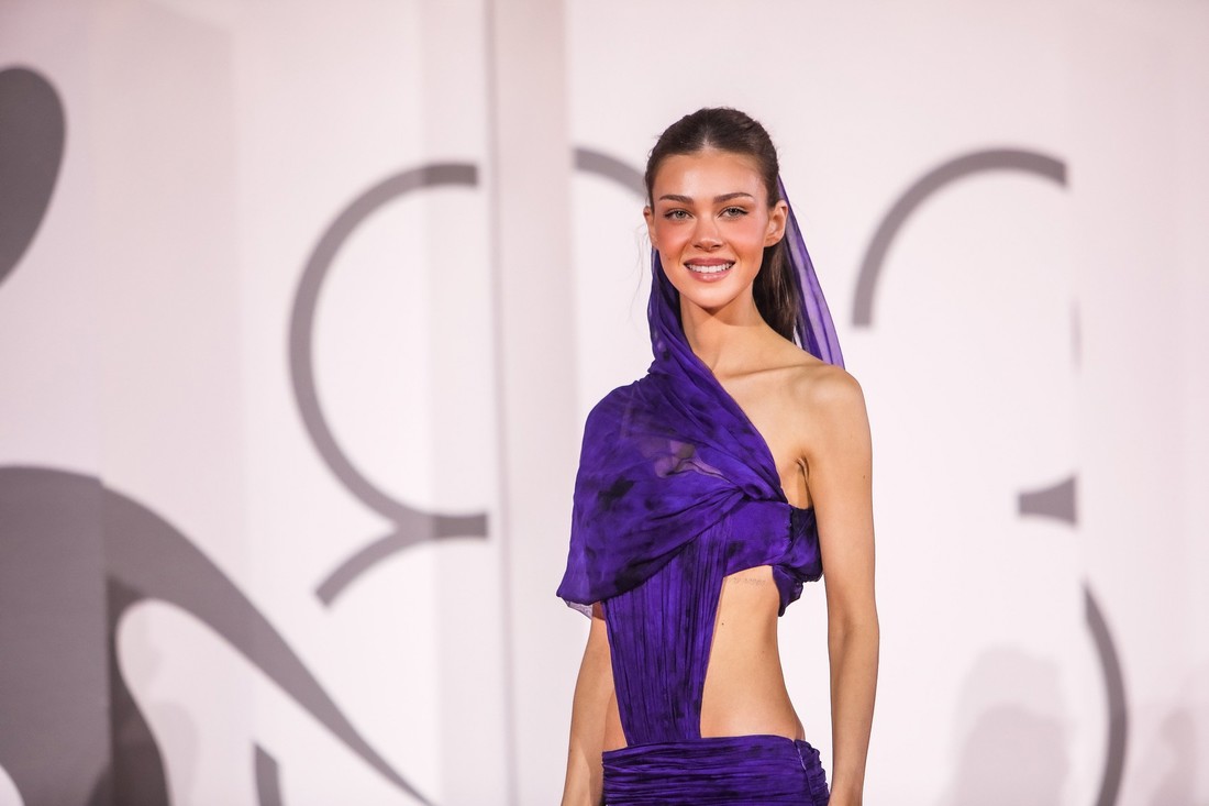 O looku Nicole Peltz u Veneciji ne prestaje se pričati