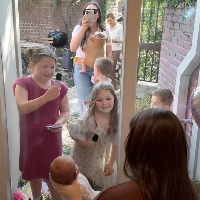 8.5 mil. pregleda: Mama zabranila posjete bebi, cijela obitelj ju je došla iznenaditi