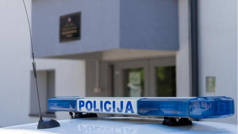 Čovjeku upao u kuću u Lici, brutalno ga prebio