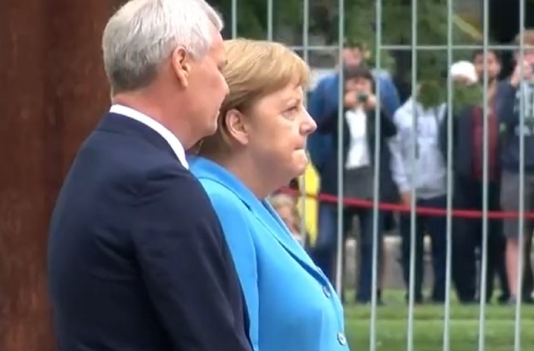 Merkel se treći put tresla pred kamerama