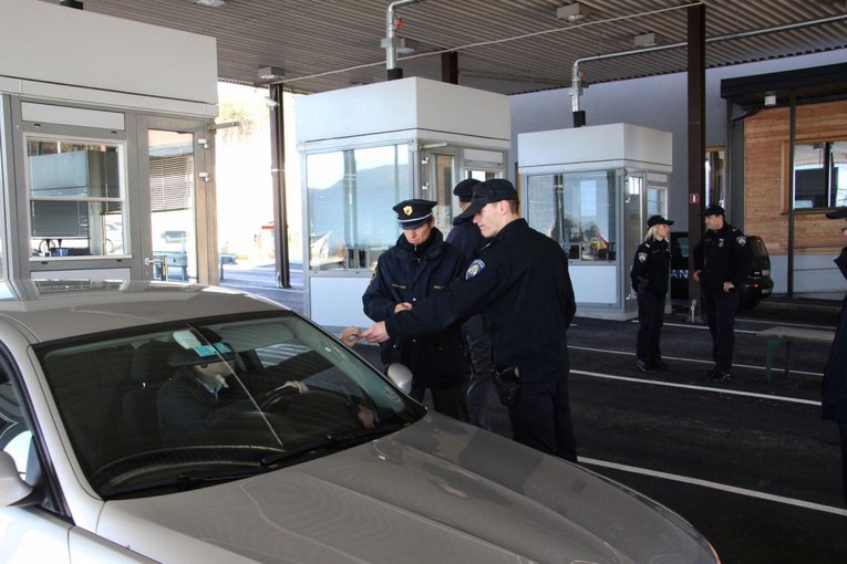 Rumunj u Buzetu ilegalno prevozio pet Turaka