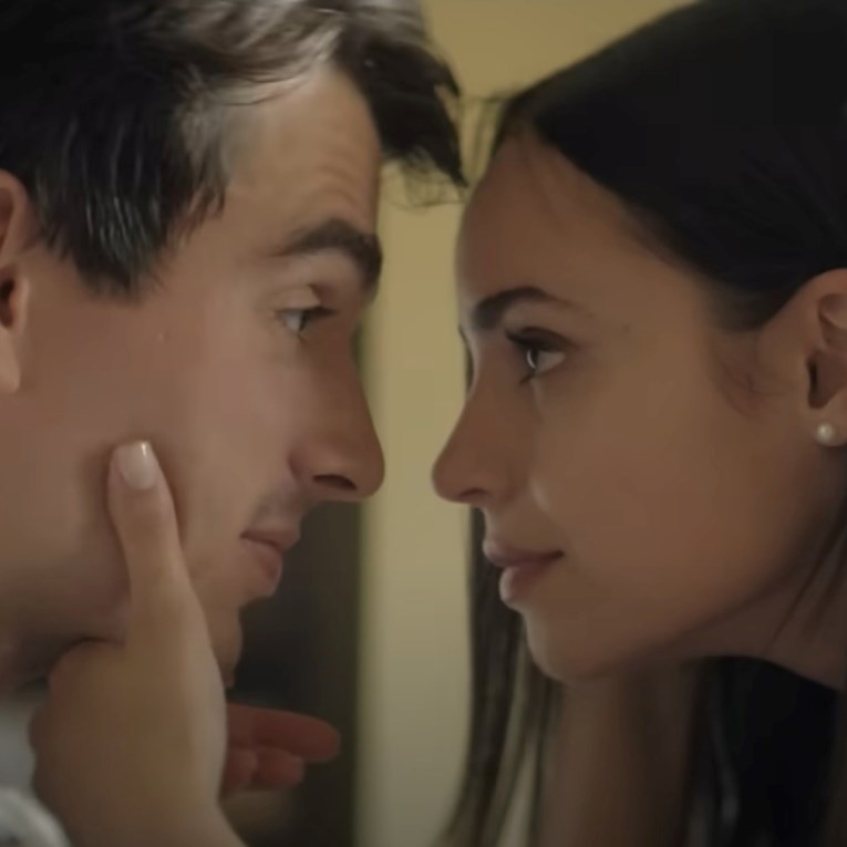 Na Netflix stiže romantična komedija prema poznatoj knjizi. Objavljen trailer za film