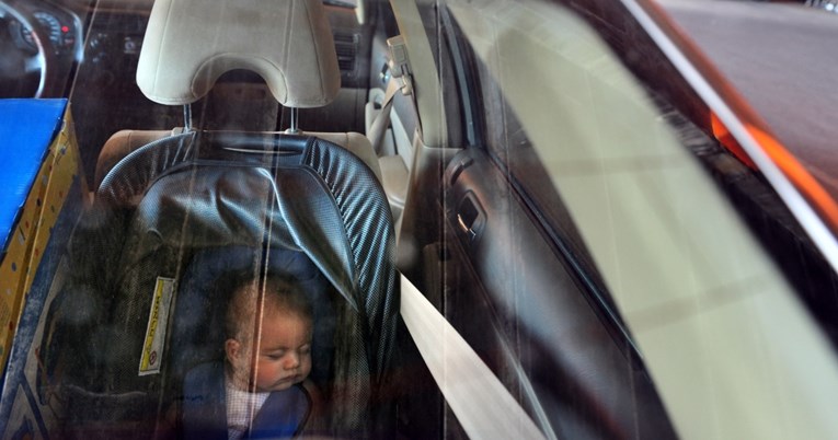 Nova istraživanja pokazuju da je svatko u stanju slučajno ostaviti dijete u autu