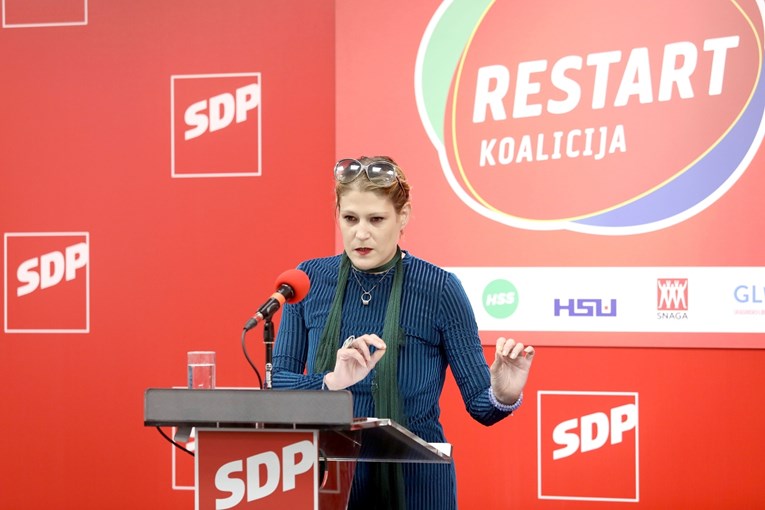 SDP-ovka jedva održala govor: Ja sad imam napad panike, oprostite