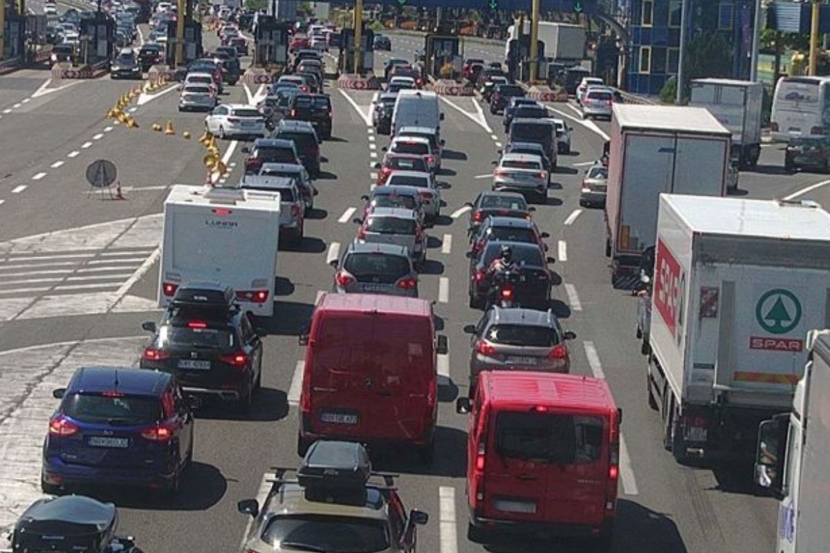 Ogromne gužve u smjeru mora. Kolona na Lučkom bila 16 kilometara