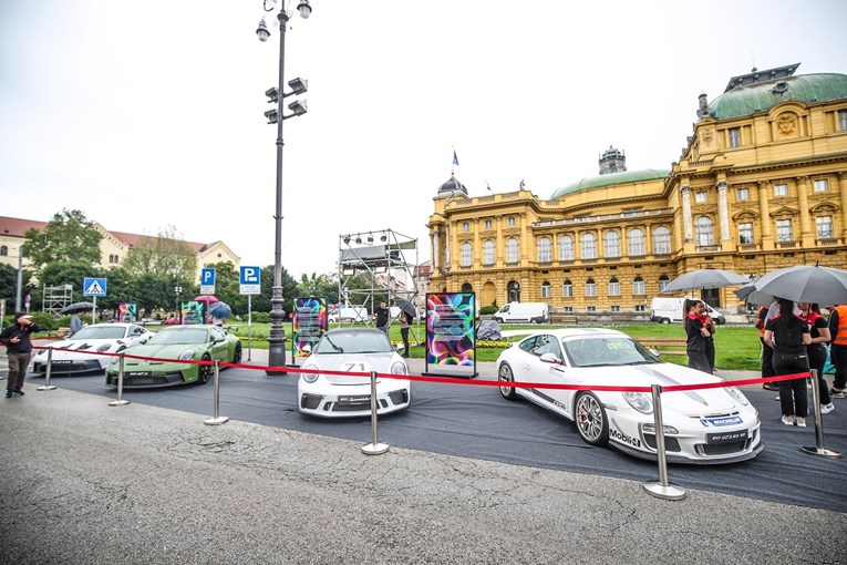 Ispred zagrebačkog HNK parkirano je mnoštvo Porschea, evo o čemu se radi