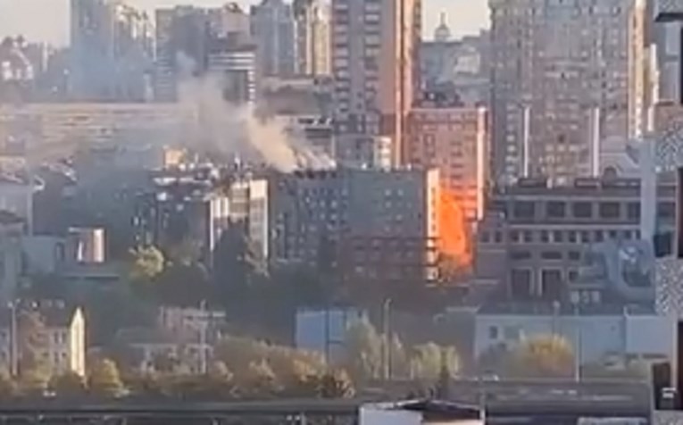 VIDEO Objavljena snimka zabijanja drona kamikaze u zgradu u Kijevu