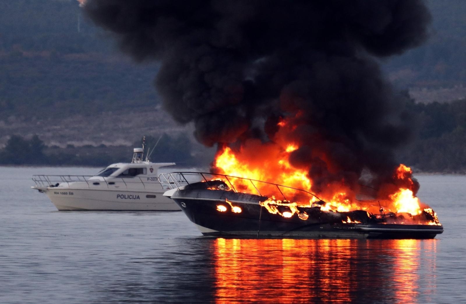 Skroz izgorjela jahta u Šibeniku, pogledajte snimku