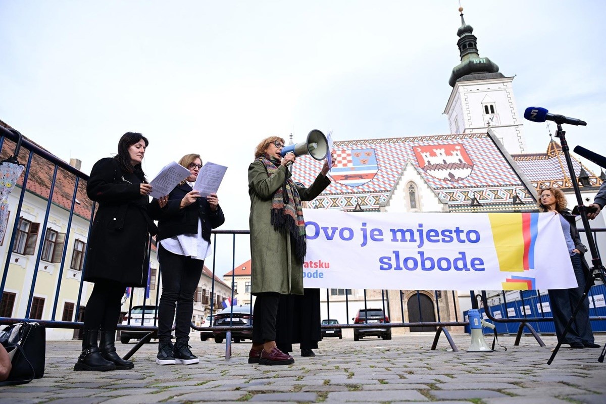 VIDEO Aktivisti čitali Ustav na Markovom trgu