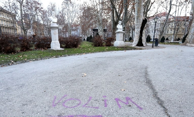 FOTO Na pločniku parka Zrinjevac osvanula ljubavna poruka, evo što piše