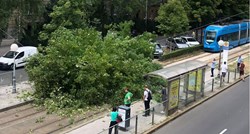 Drvo palo na tramvajsku stanicu u Zagrebu, žena zadobila ozljede glave