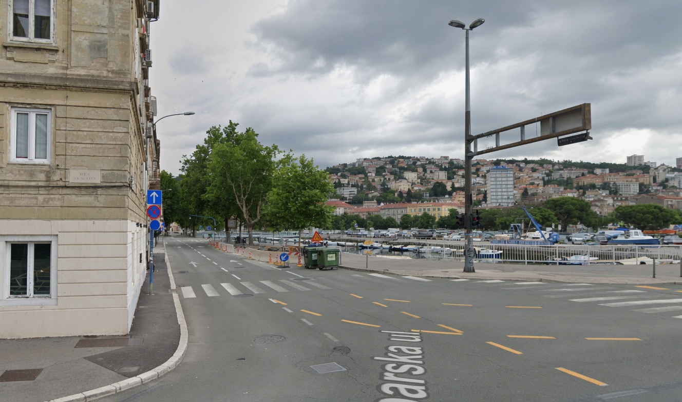 Pješaci prelazili preko zebre u Rijeci, na njih naletio bus. Žena teško ozlijeđena