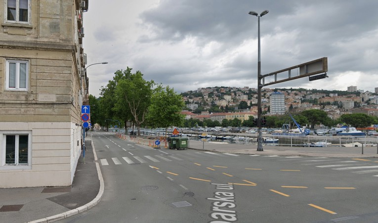 Pješaci prelazili preko zebre u Rijeci, na njih naletio bus. Žena teško ozlijeđena