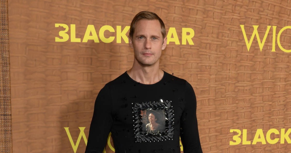 Alexander Skarsgård na premijeru filma stigao u kiltu i majici s likom kolegice