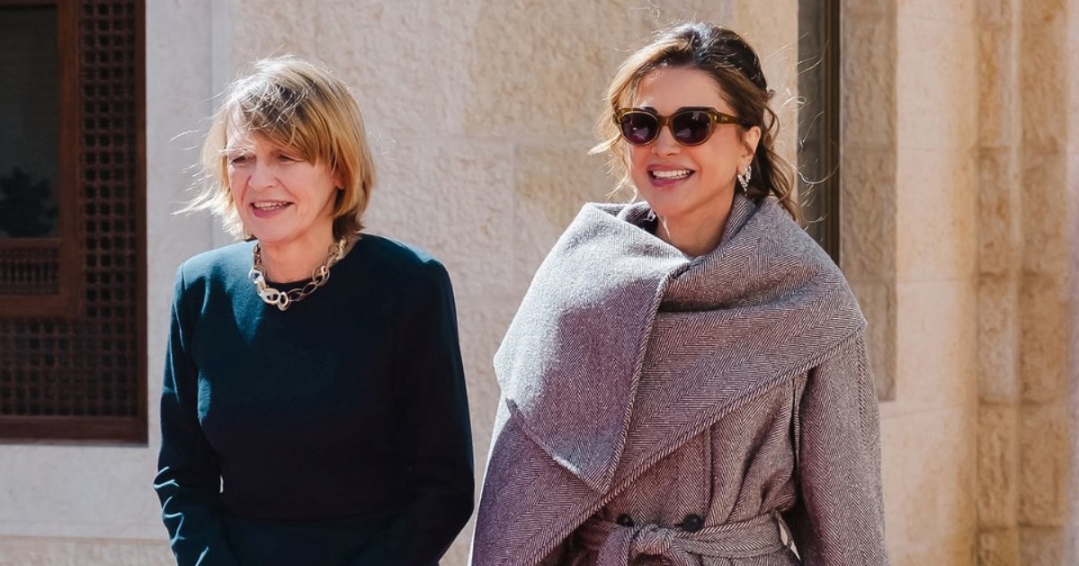 Kraljica Rania oduševila u elegantnom kaputu s trendi detaljem