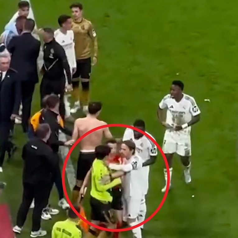 Kubo je prigovarao nakon prekršaja na Viniciusu. Modrić ga je odgurnuo za vrat